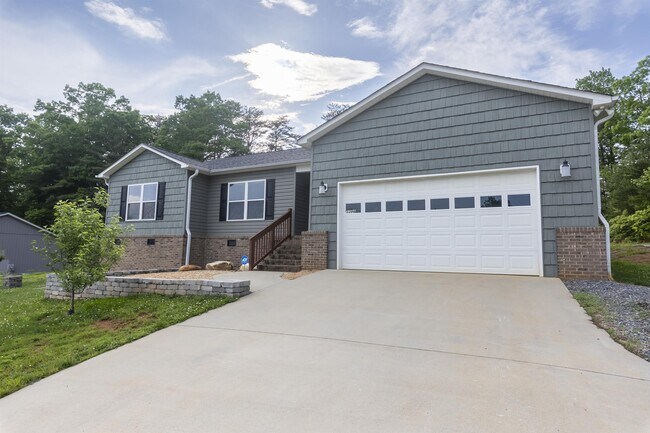 Building Photo - 3386 Lake Dr
