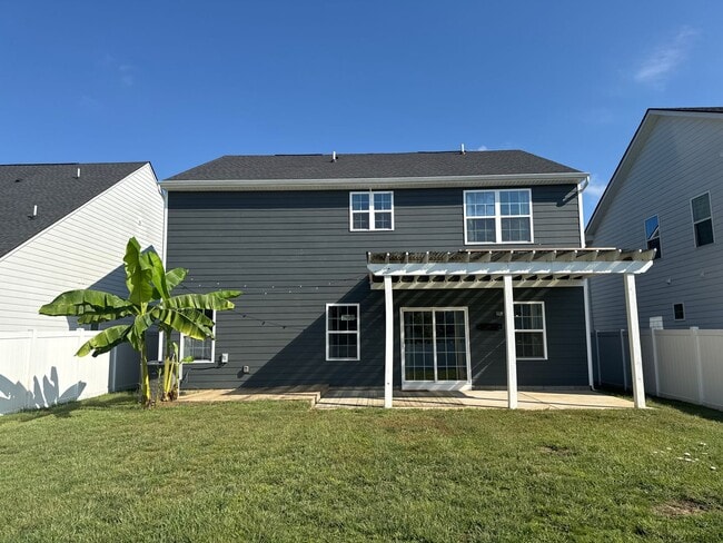 Building Photo - Spacious 4-Bedroom Home with Fenced Backya...