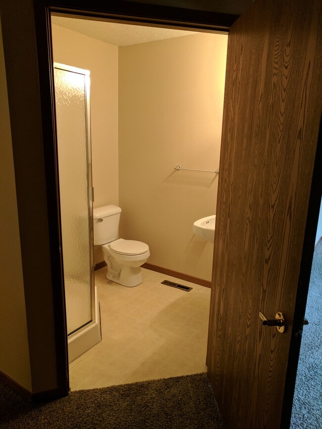 Baño del pasillo - 1310-1320 Wenig Rd NE