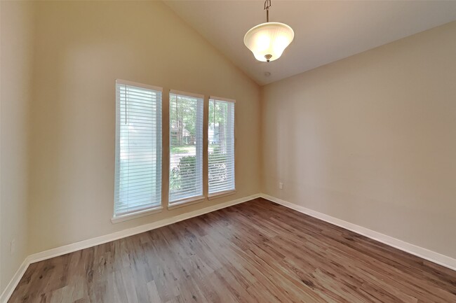 Building Photo - 2026 Willow Point Dr