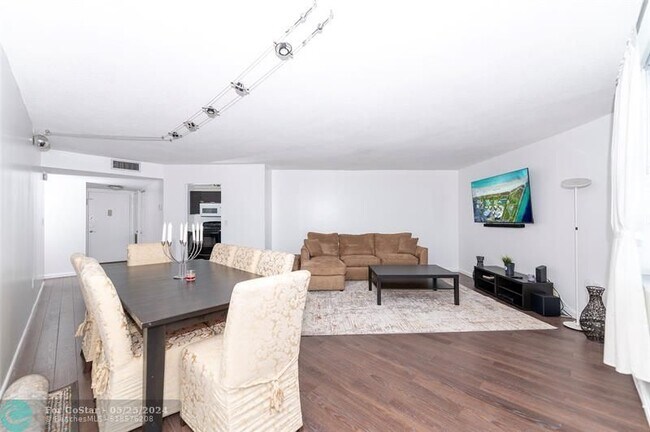 Foto del edificio - 2750 NE 183rd St