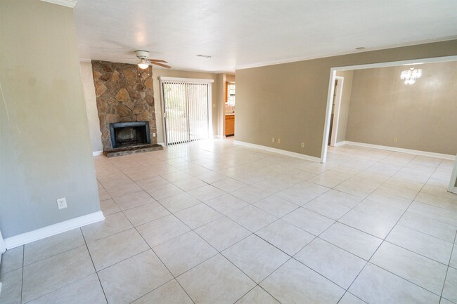Building Photo - 913 Blackwood Ave
