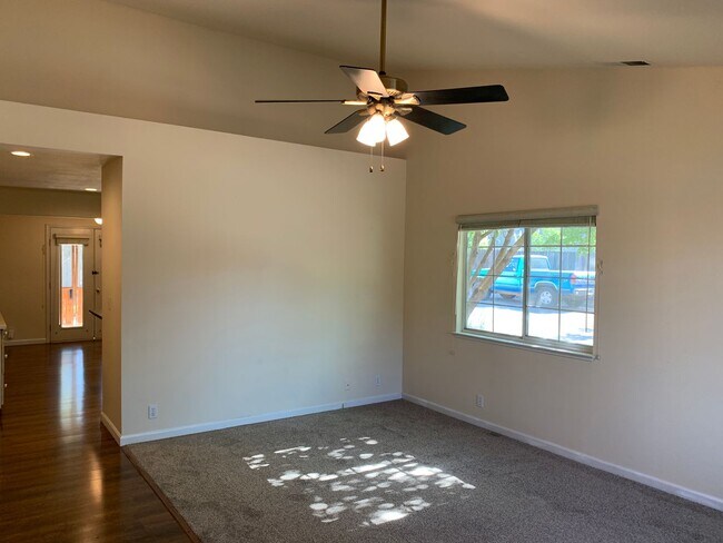 Foto del edificio - Updated 3 bedroom 2 bathroom close to Meri...