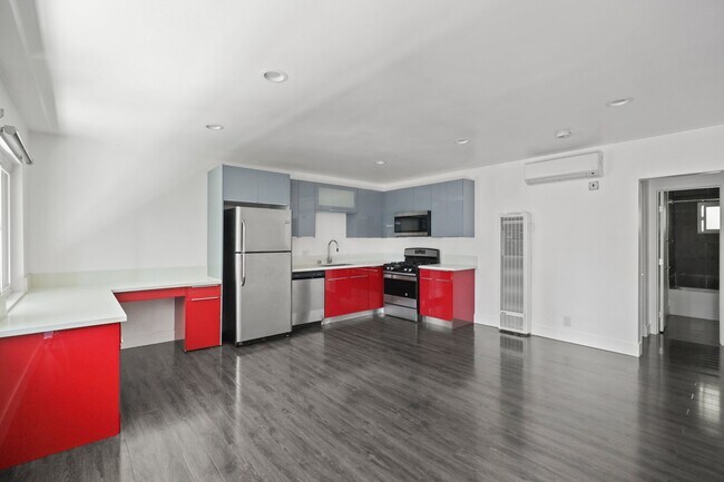 Building Photo - 1321 W 36th Pl