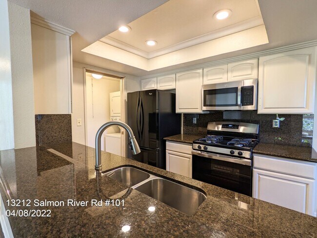 Building Photo - Beautiful Condo in Desirable Community of ...