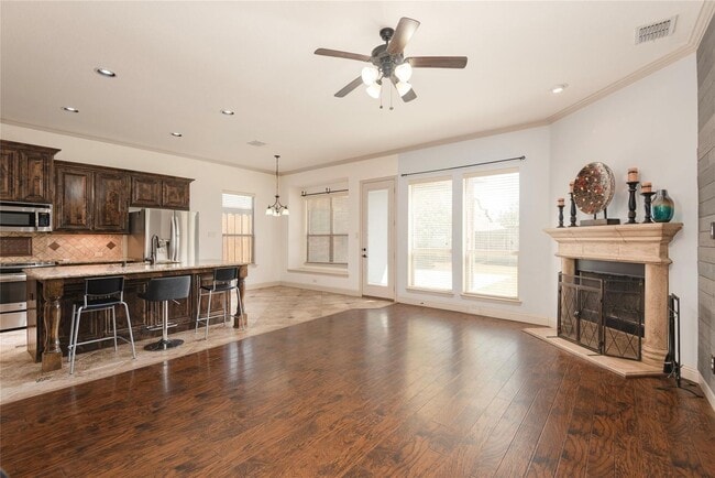 Building Photo - Oak Point Beauty