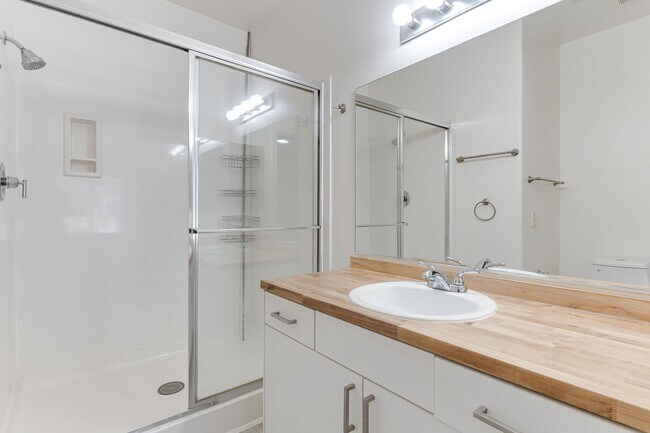 Building Photo - $500 OFF FIRST MONTHS RENT MOVE IN SPECIAL!!