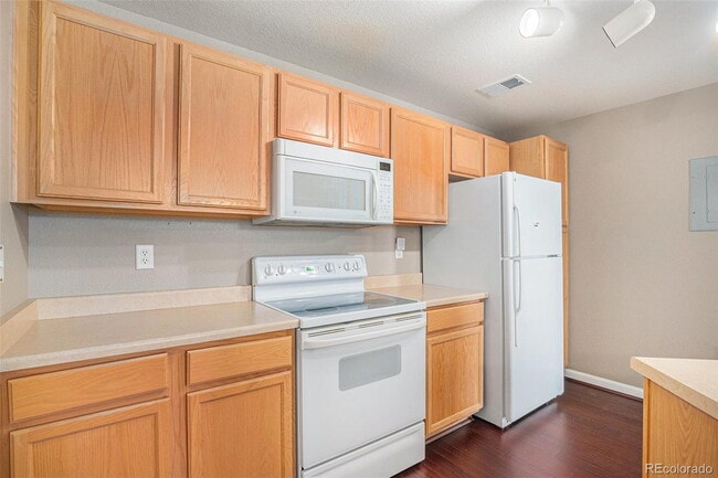 Building Photo - Cozy 1-Bedroom Condo Retreat with Fireplac...