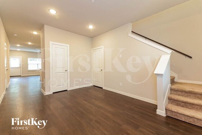Building Photo - 621 Ava Trl