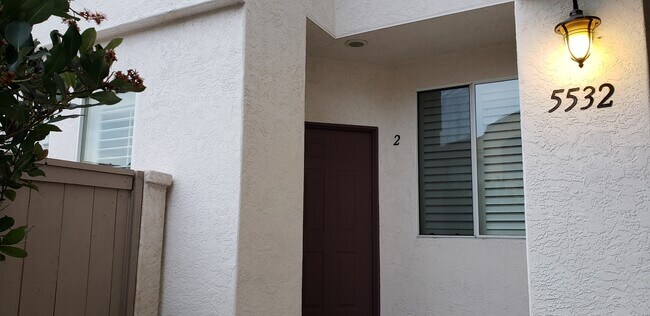 Entrada principal - 5532 Renaissance Ave