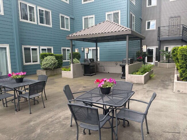 Foto del edificio - Bright, Modern 1BR Near Hospitals, SU & Transit in secure building with garage parking and a Walk...