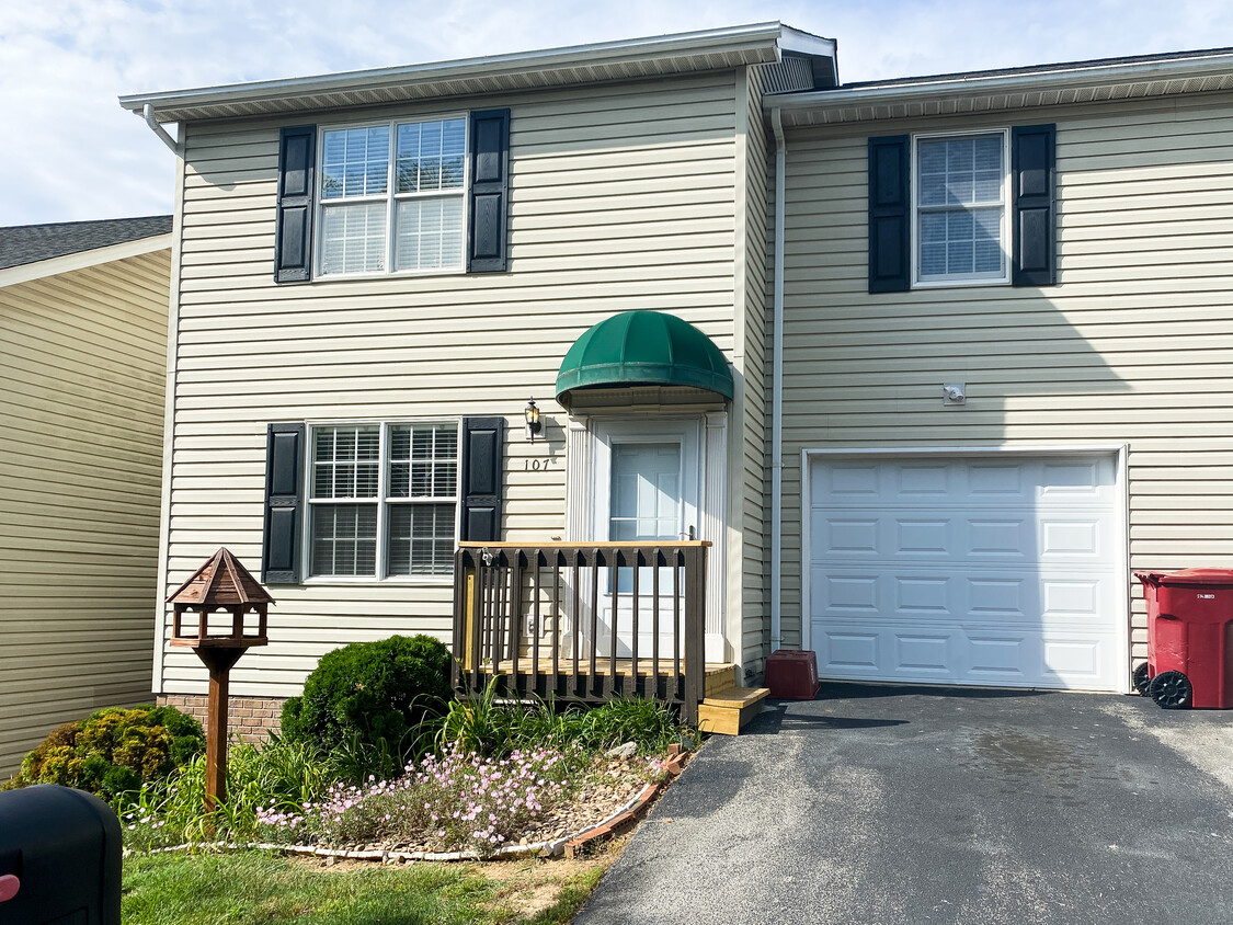 Primary Photo - 107 Glenstone Ct