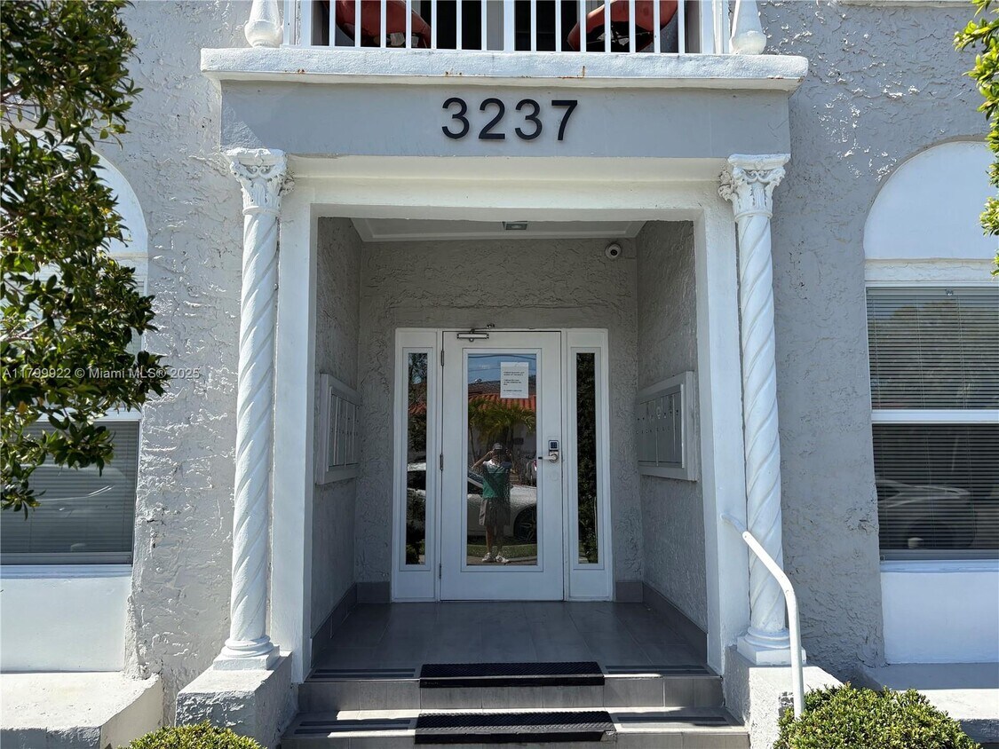 Primary Photo - 3237 SW 4th St