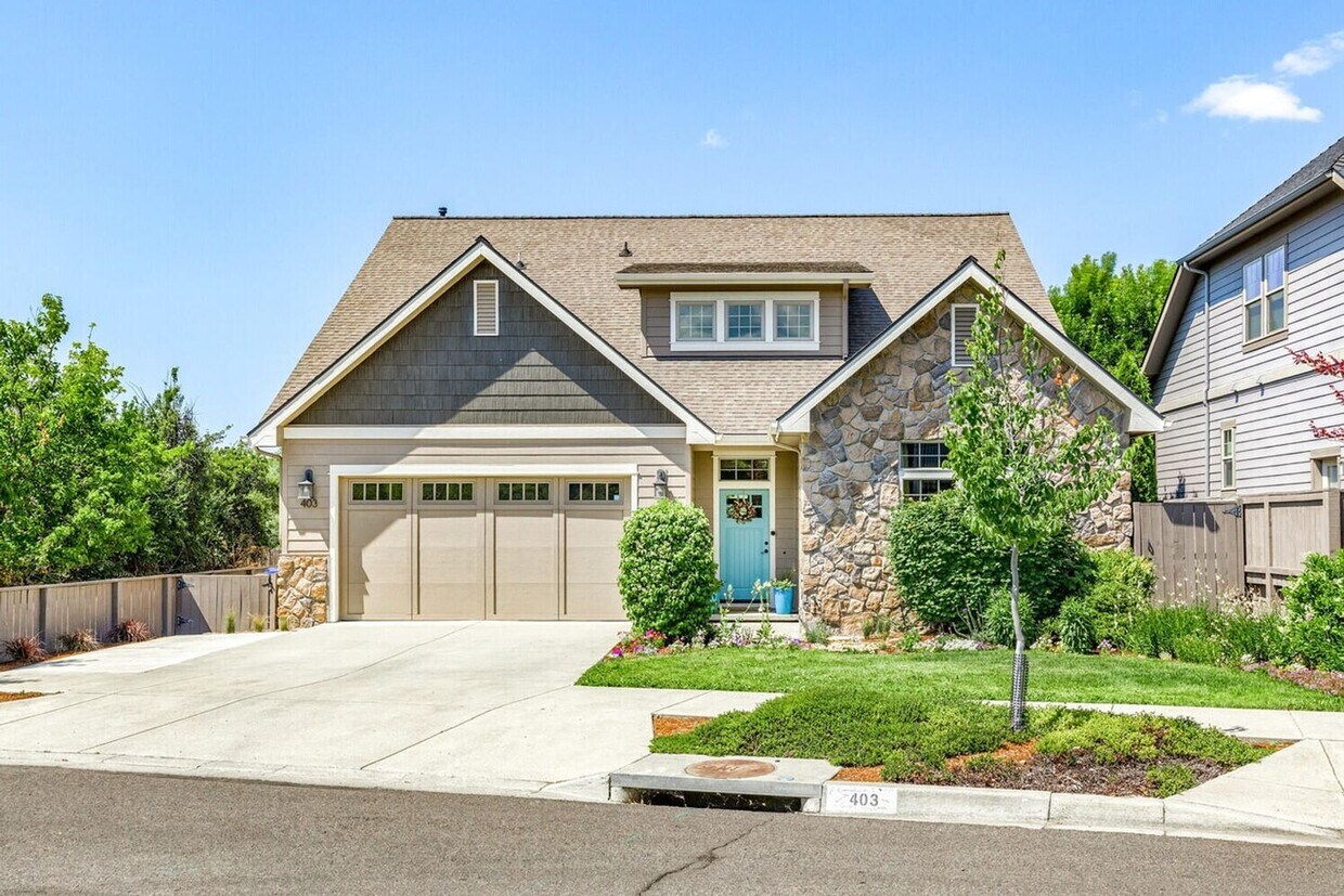 Foto principal - Four bedroom home with Pool! | Available Now