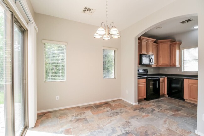 Building Photo - 570 N Citrus Lane