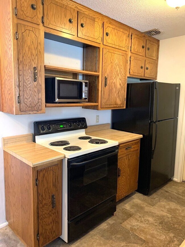 Foto del edificio - East side 4 bedroom 2 bath with 3 garages