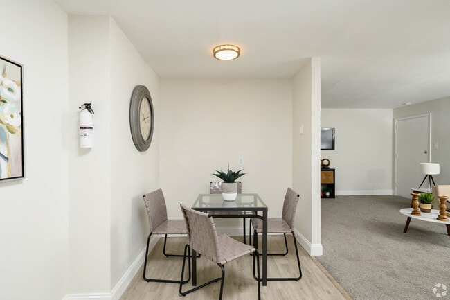 Building Photo - Glen Brook Apartments