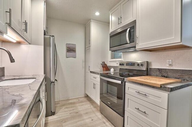 Foto del edificio - 3107 Golden Oaks Ln
