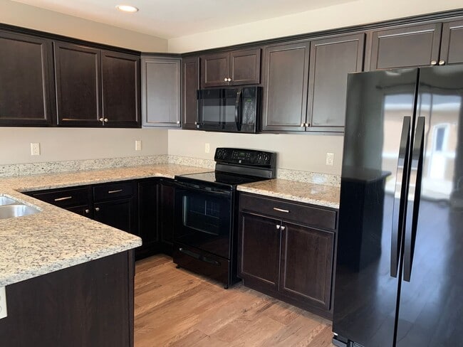 Building Photo - Andesite