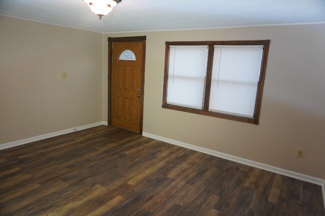 Foto del edificio - 7956 Eastdale Rd