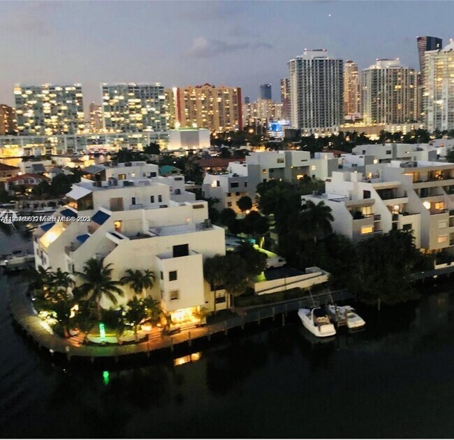 Foto del edificio - 400 Kings Point Dr