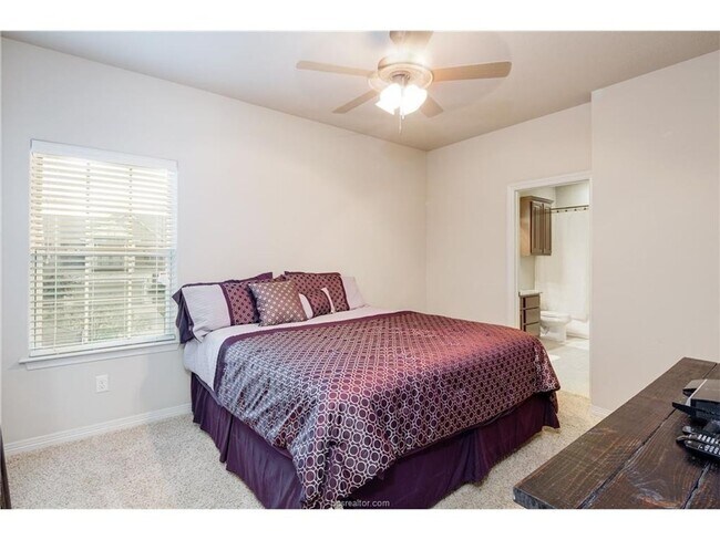 Foto del edificio - August 2025 Move In! Beautiful 3 Bed, 3.5 ...