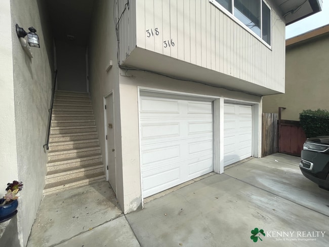 Building Photo - Two Bedroom Unit in Duplex with Garage Space and Washer and Dryer