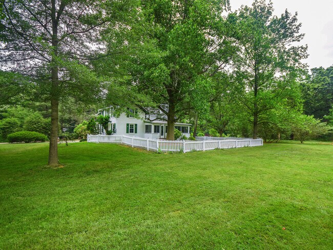 Photo - 23 Pinetree Ln (Old Westbury, NY) House