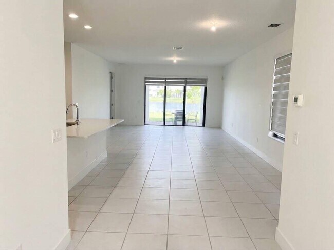 Foto del edificio - 5553 Quiet Lake Pl