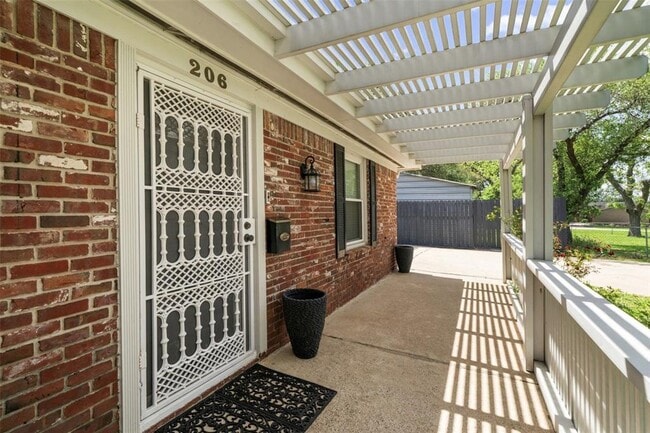 Building Photo - 206 Village Dr