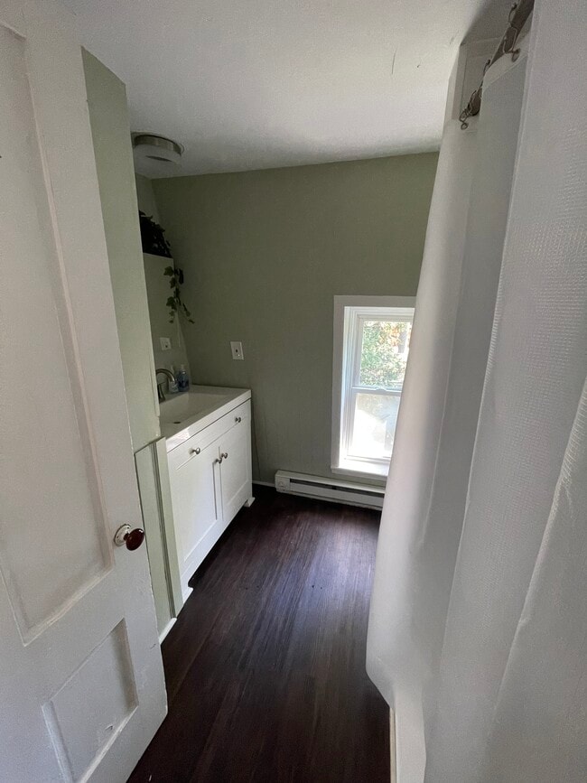 Full bathroom with walk in shower - 48 Bank St
