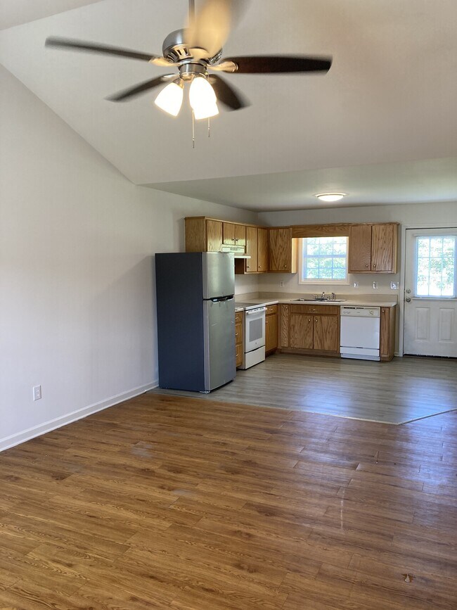 Building Photo - 41 Farm View Cir