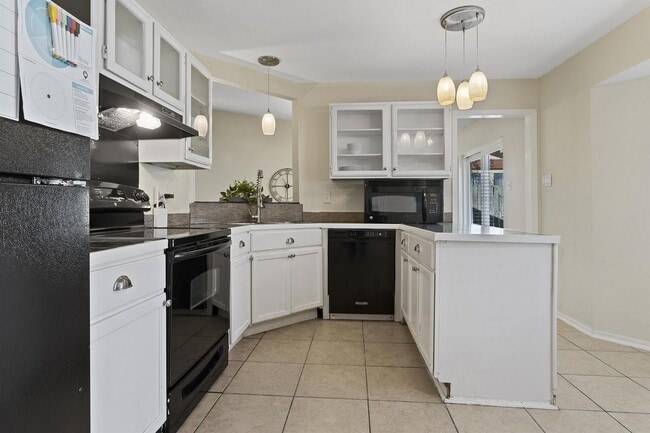 Building Photo - Spacious San Antonio home with open layout...