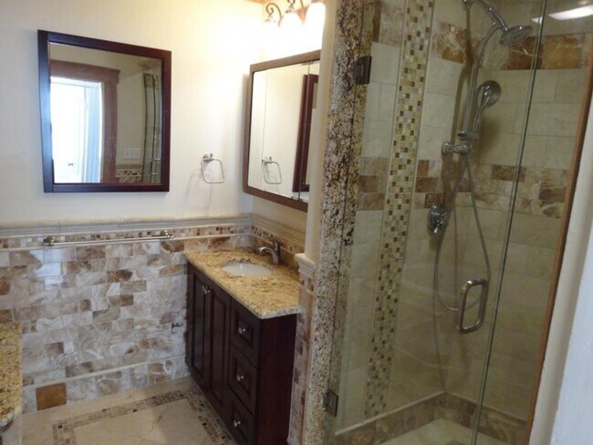 Foto del edificio - No Brokers Fee, No Security Deposit, Bright Large luxury unit, High-End tiled bathrooms, In-Unit ...