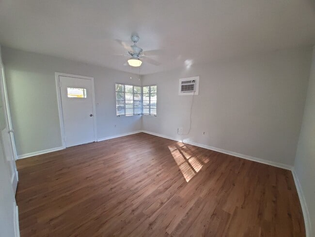 Building Photo - Cute Studio Duplex in Downtown Sarasota Av...