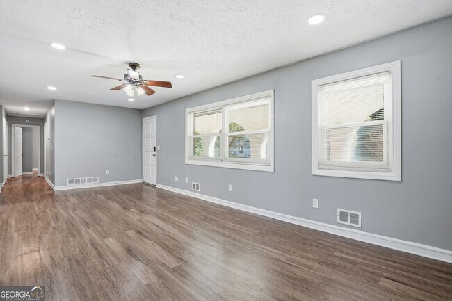 Foto del edificio - 2419 Greenway Dr