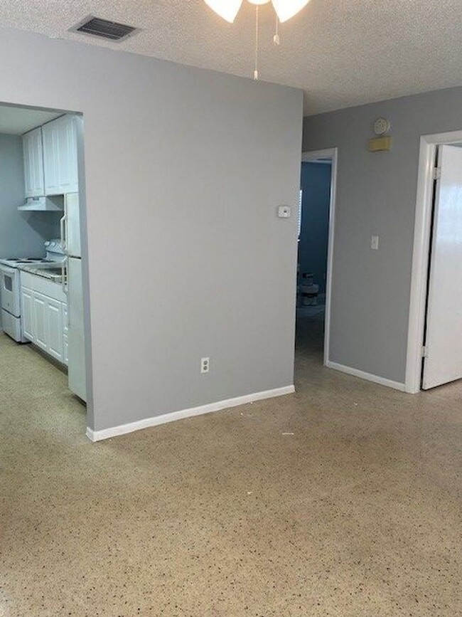 Building Photo - 2 bedroom, 1 bathroom Duplex in North Ft P...