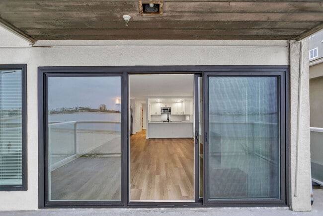 Building Photo - Fully remodeled! Live at the Bay with insa...