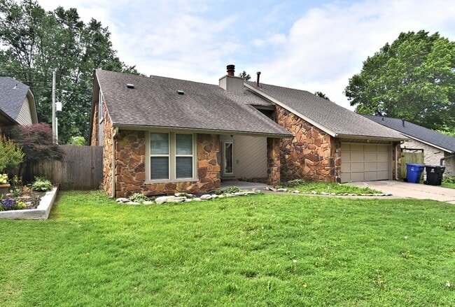 Building Photo - 2309 W Oakridge St