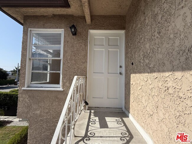 Foto del edificio - 2618 S Barrington Ave