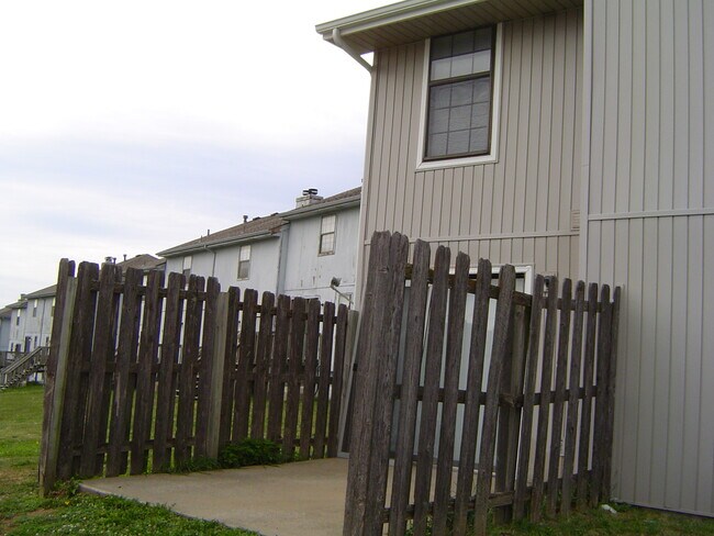 Building Photo - 18901 E Manor Dr