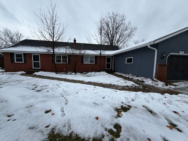 Building Photo - 3990-3992 Camelot Dr SE