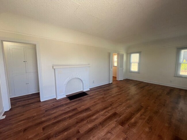 Building Photo - 214
