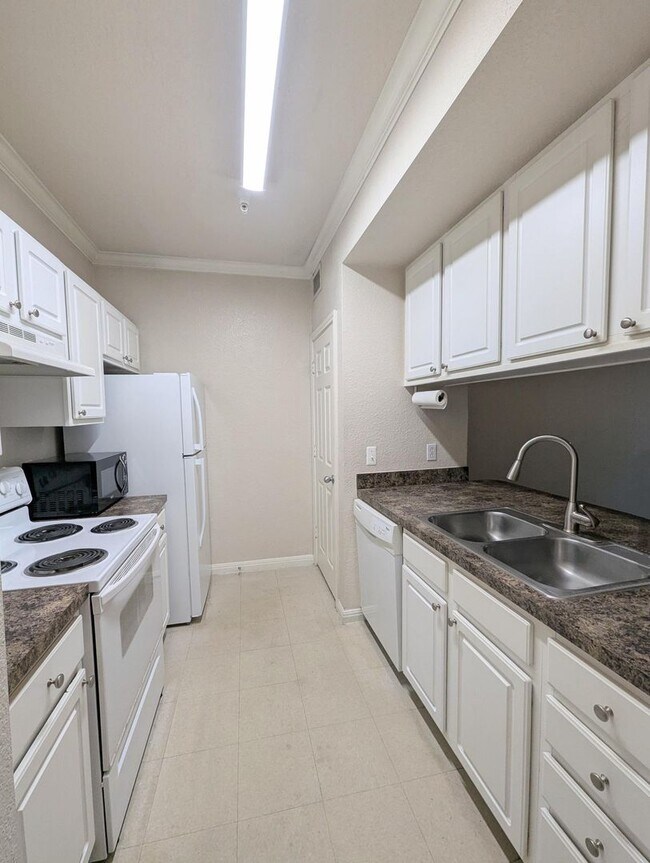 Foto del edificio - 1x1 A2 Spacious Sunroom: 642 Square feet f...