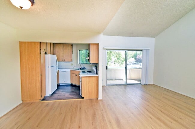 Building Photo - Cozy 2 Bedroom