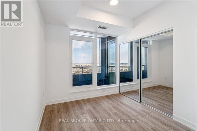 Photo du bâtiment - 395 Square One Dr