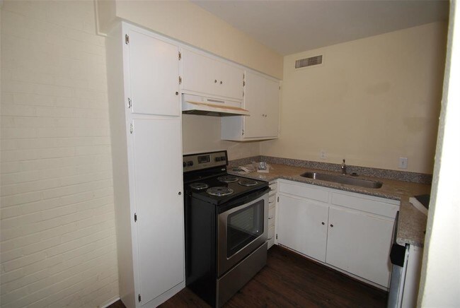 Building Photo - 5004 Live Oak St