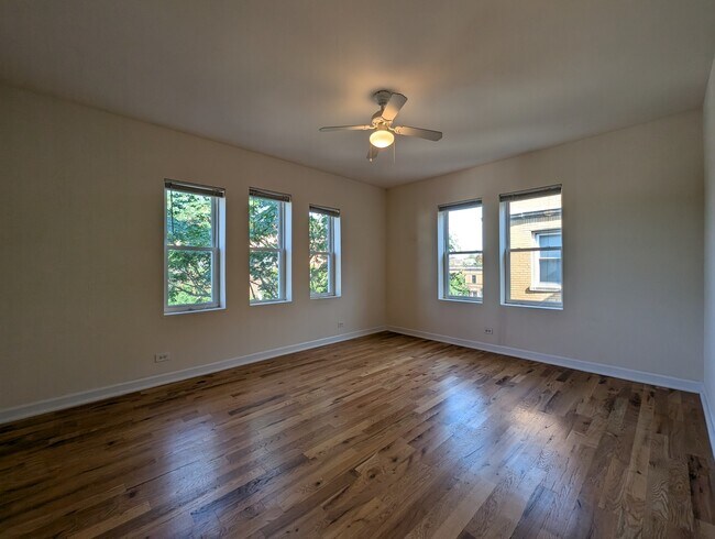 Foto del edificio - 2347 N Drake Ave