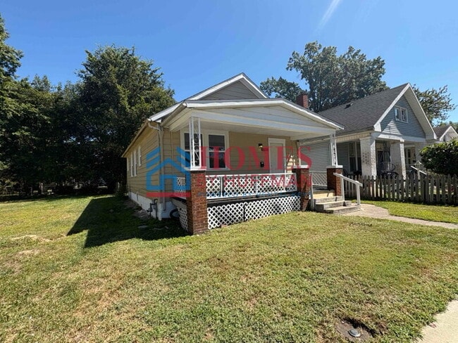 Building Photo - Three Bedroom | Detached Garage