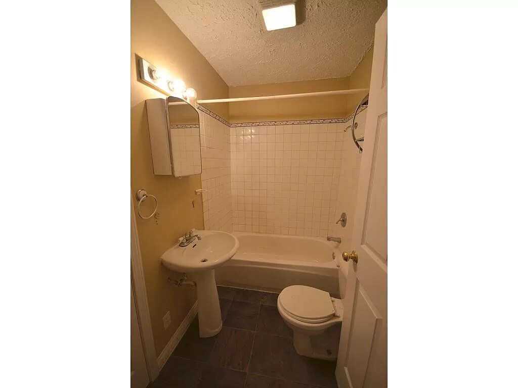 Foto principal - 133 Mayflower Rd